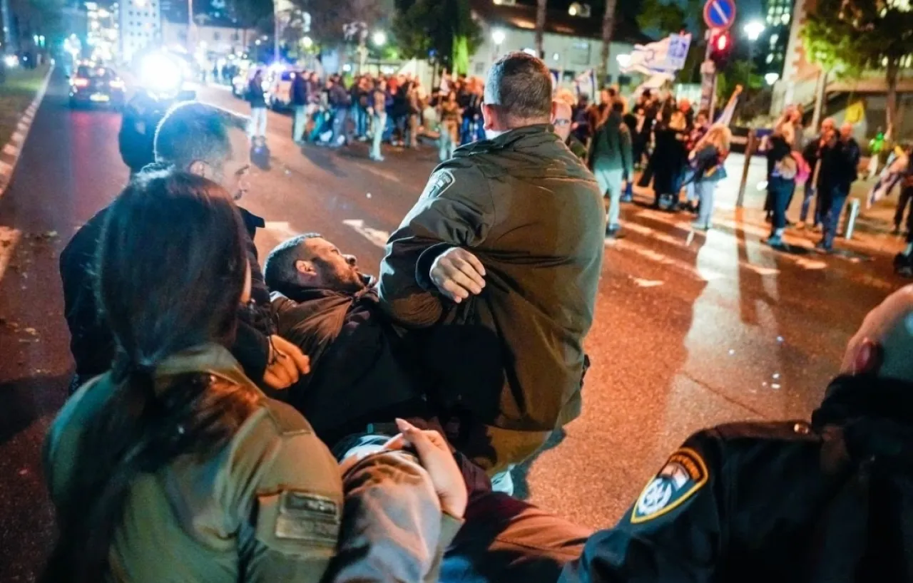 Demo Tuntut Netanyahu Mundur di Tel Aviv dan Yerusalem, Ribuan Massa Bentrok dengan Aparat