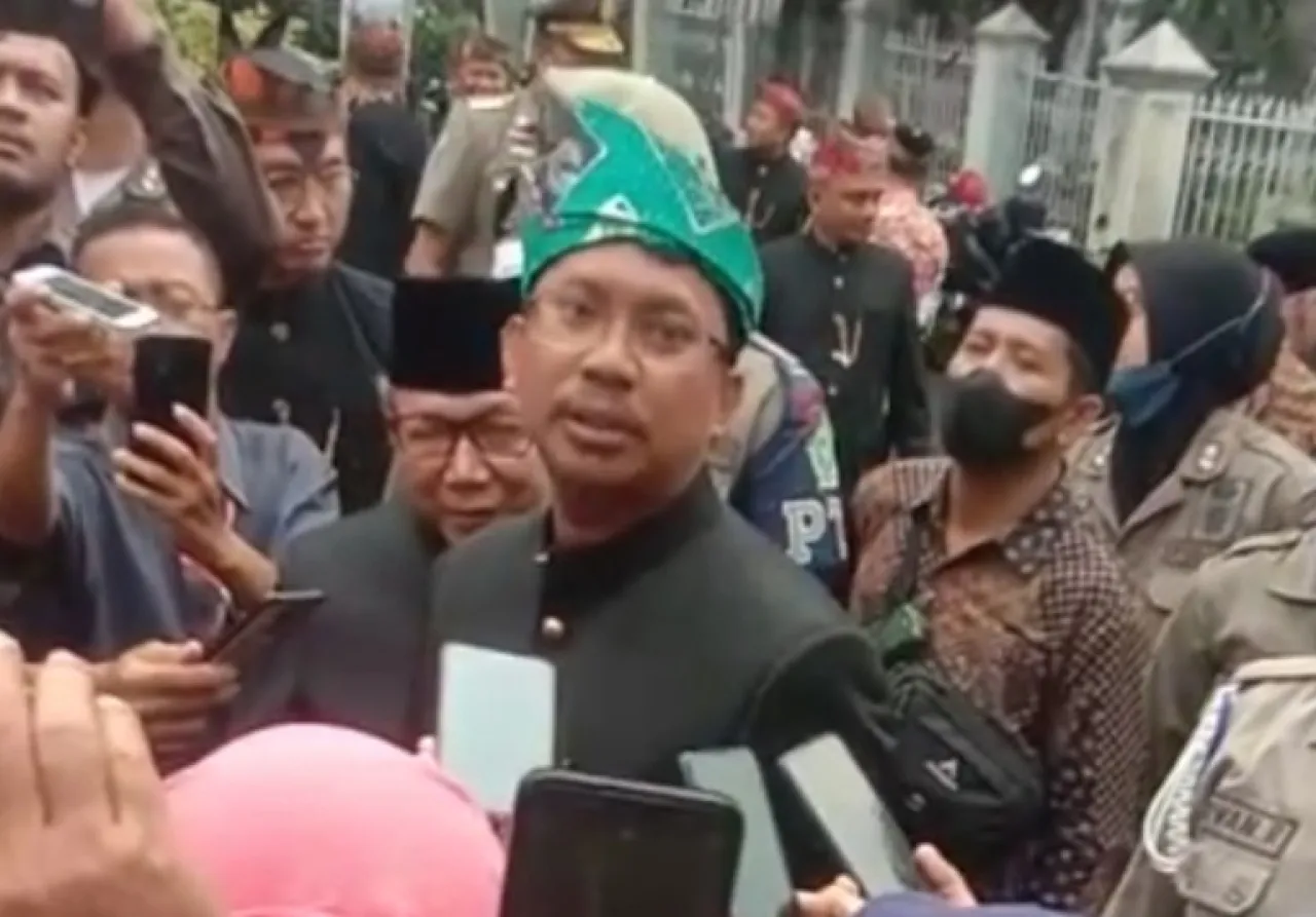Dicari KPK, Gus Muhdlor Tiba-Tiba Muncul di Alun-Alun Sidoarjo