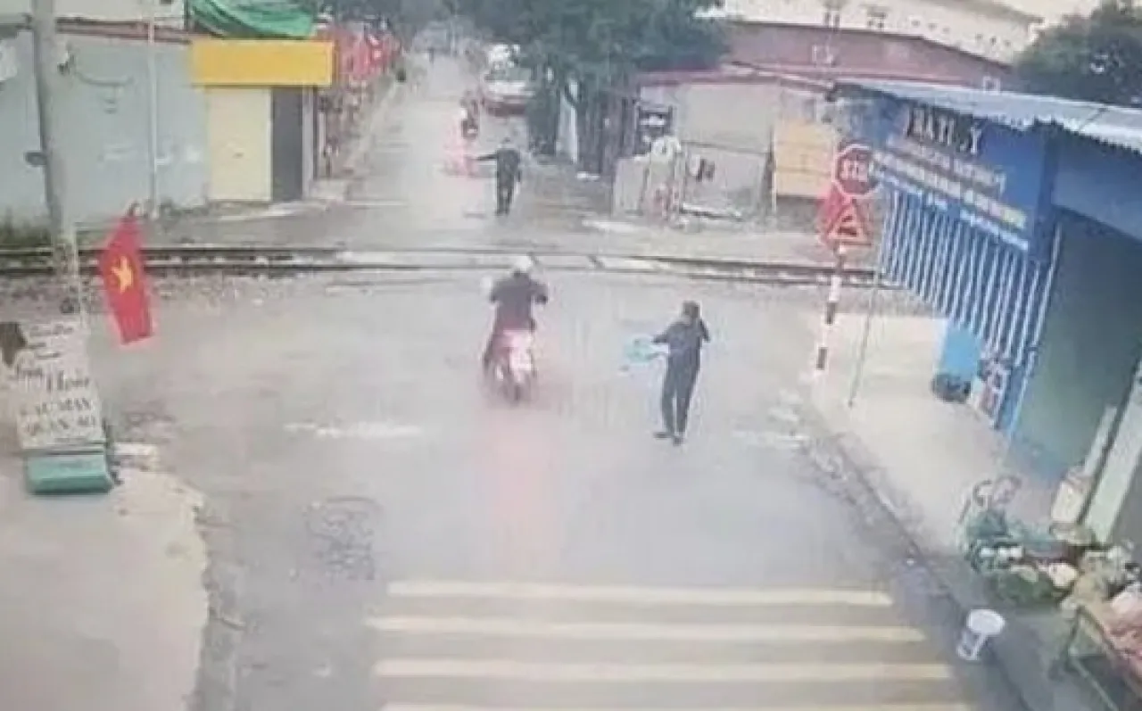 Disuruh Berhenti Tak Mau, Emak-Emak Pengendara Motor Ditabrak Kereta