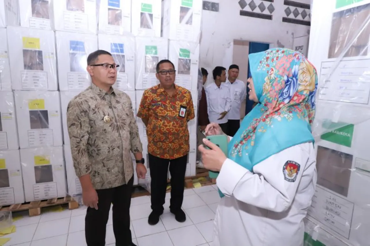 Pj. Wali Kota Cek Gudang Logistik KPU Kota Batu Jelang Pemilu 2024