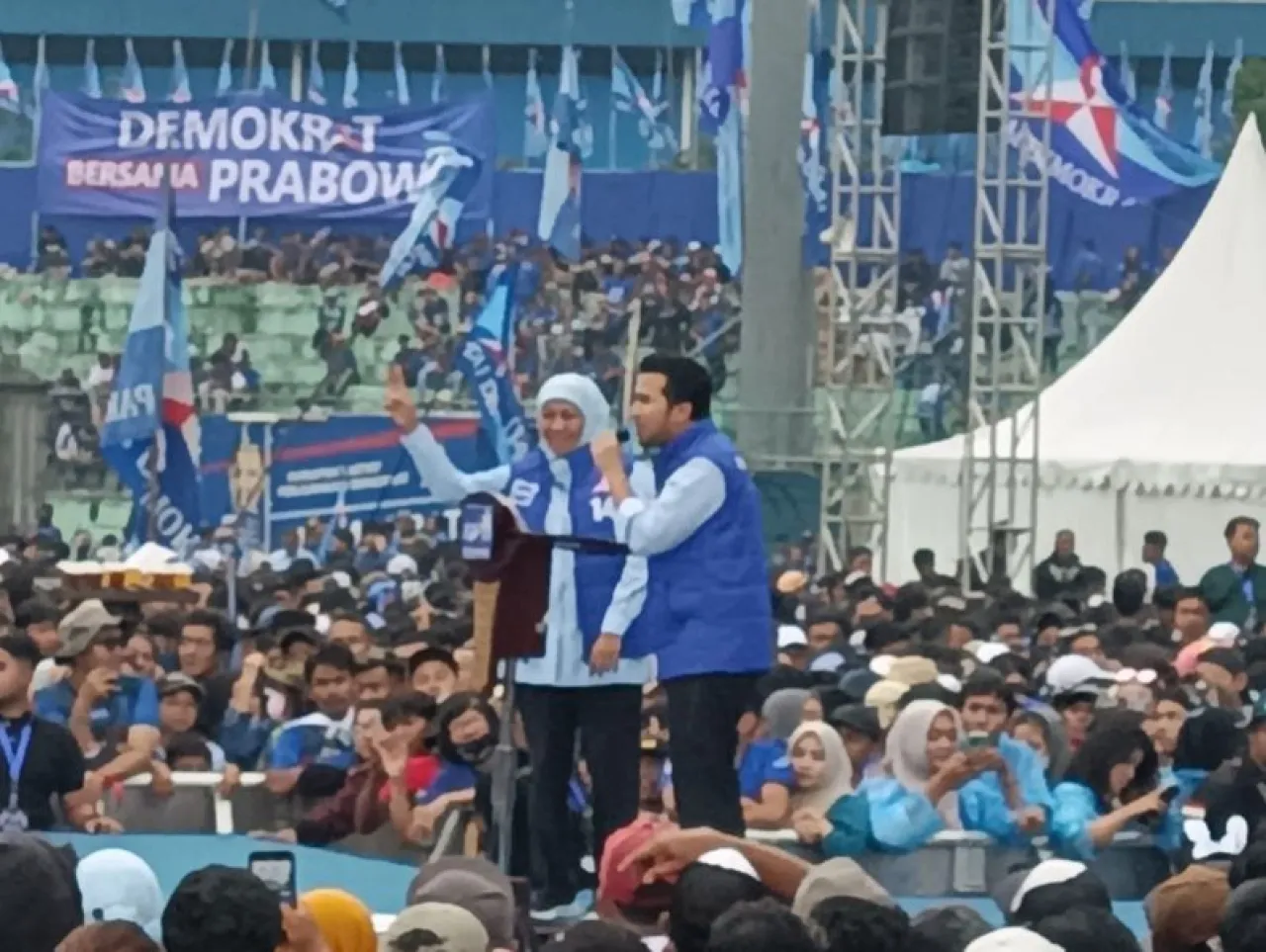 Khofifah Indar Parawansa dan Emil Elestianto Dardak saat kampanye akbar Partai Demokrat di Malang. (Foto: Muhammd/realita.co)