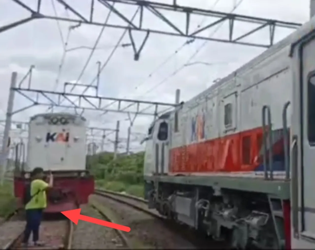 Merekam Kereta Lewat, Siswa SMP Ditabrak Lokomotif dari Belakang
