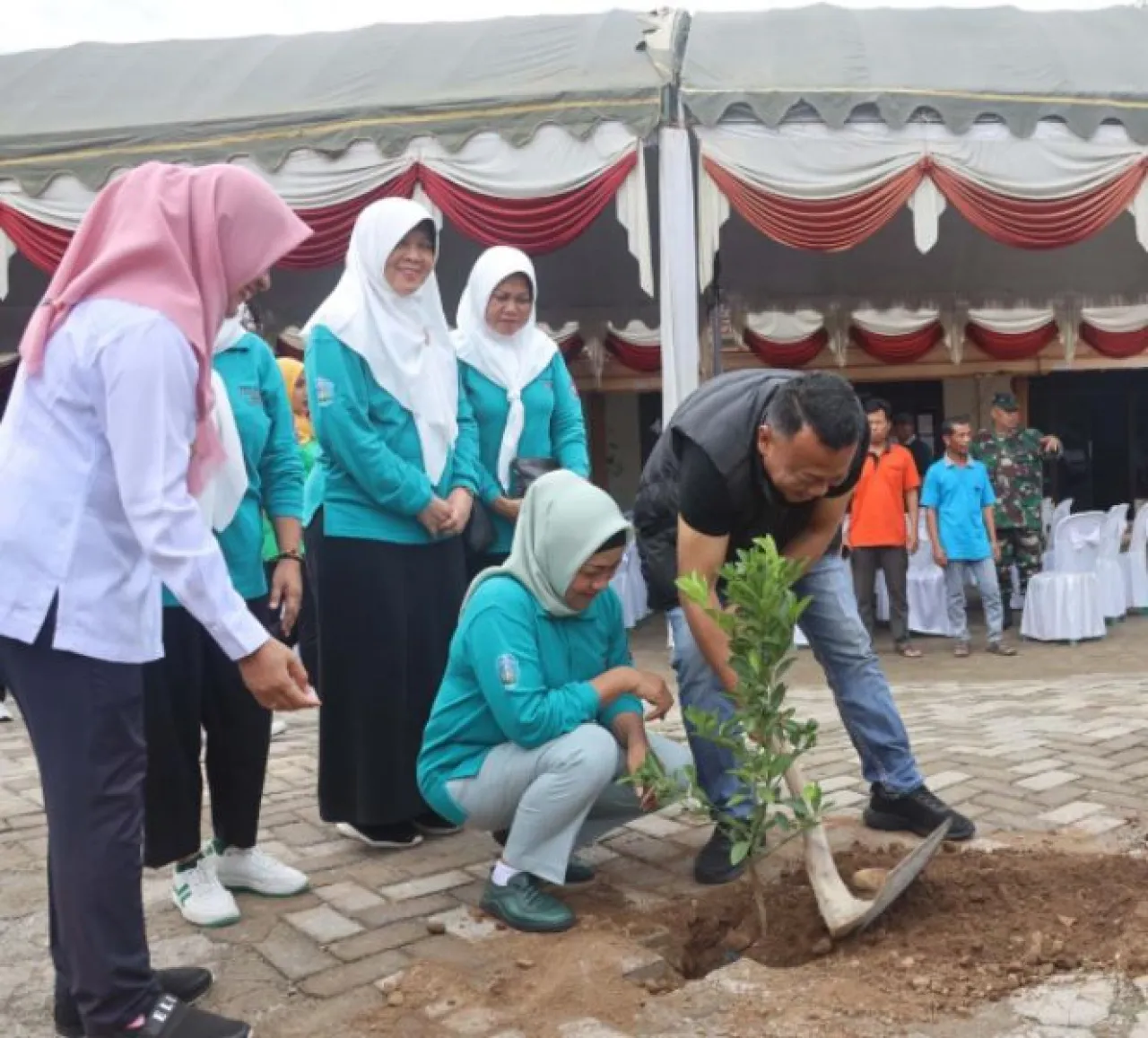 Jaga Ekosistem Alam, TP-PKK dan Organisasi Wanita Ponorogo Galakkan Penghijauan