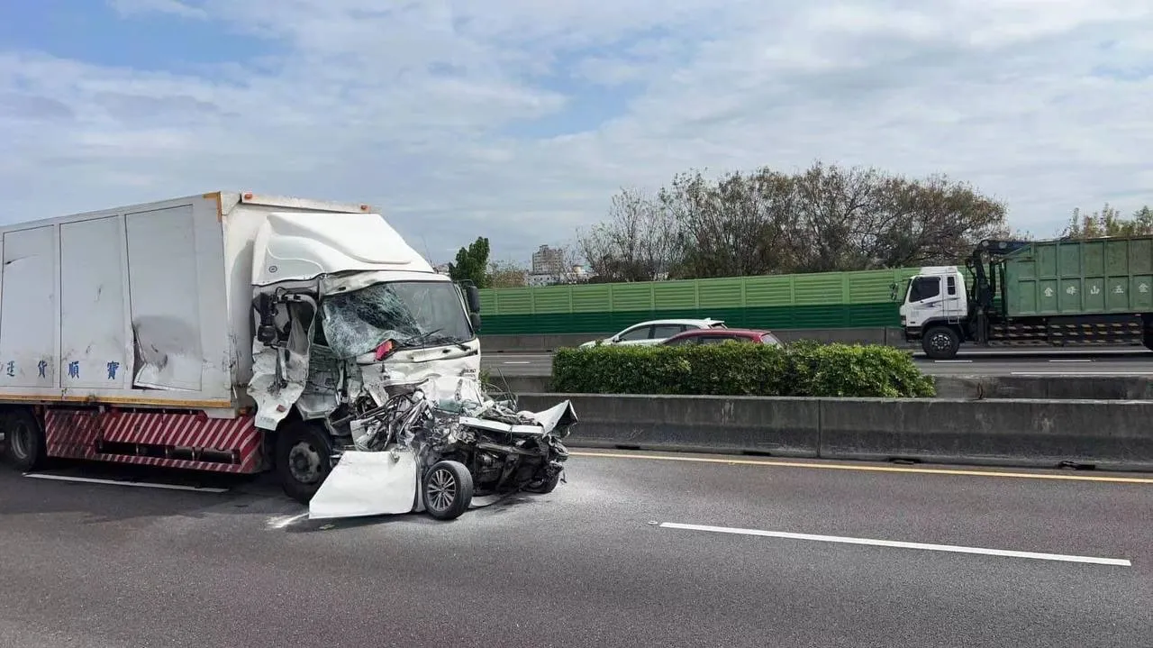 7 Mobil dan Truk Tabrakan Beruntun di Jalan Tol, 1 Tewas