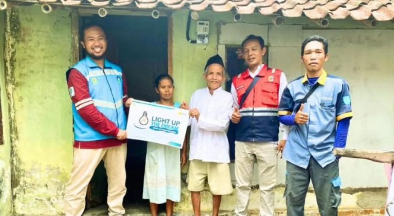 PLN Sambung Listrik Gratis ke 1.854 Rumah Warga Tak Mampu di Ponorogo