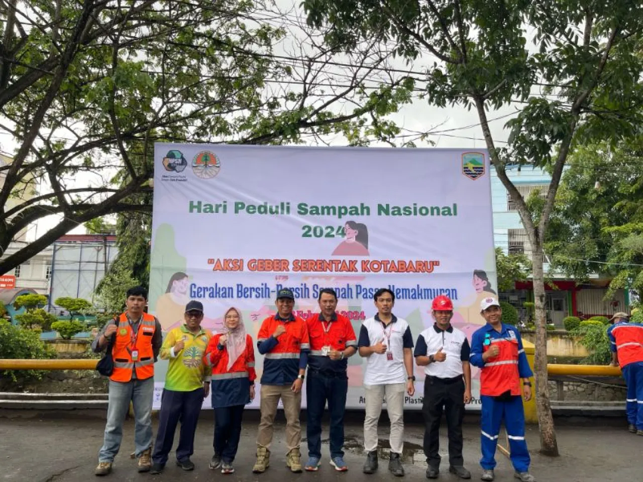 Indocement Bersama Dinas Lingkungan Hidup Kotabaru Lakukan Aksi Bersih-Bersih