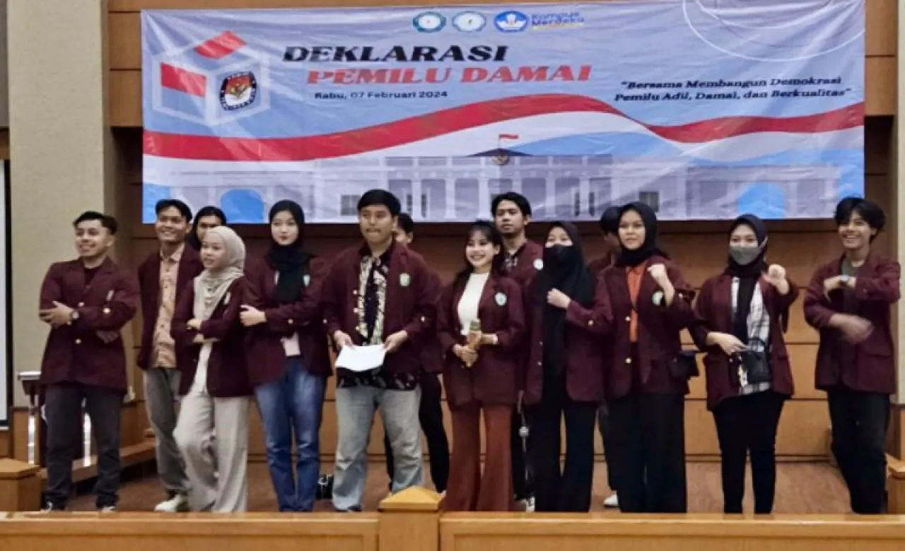 Di tengah tingginya suhu politik Tanah Air akibat Pemilu 2024, sejumlah mahasiswa menggelar deklarasi pemilu damai di kampusnya masing-masing. Foto: Unipi