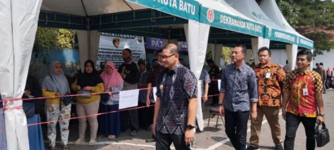 Kecamatan Junrejo Kota Batu Diserbu Masyarakat yang Antri Sembako Murah