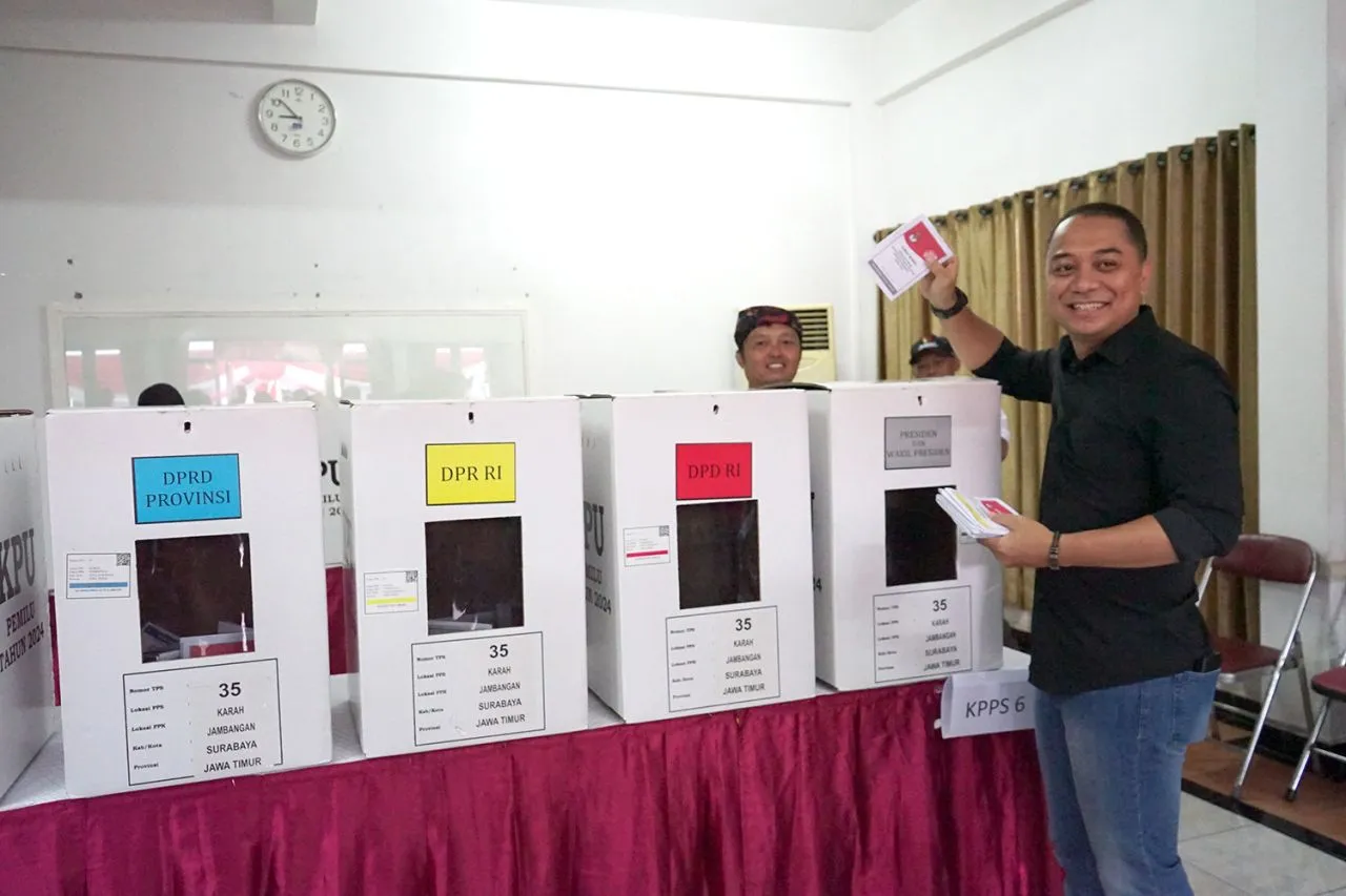Nyoblos Bareng Sekeluarga, Wali Kota Eri Cahyadi Sampaikan Pesan Jurdil untuk Warga Surabaya