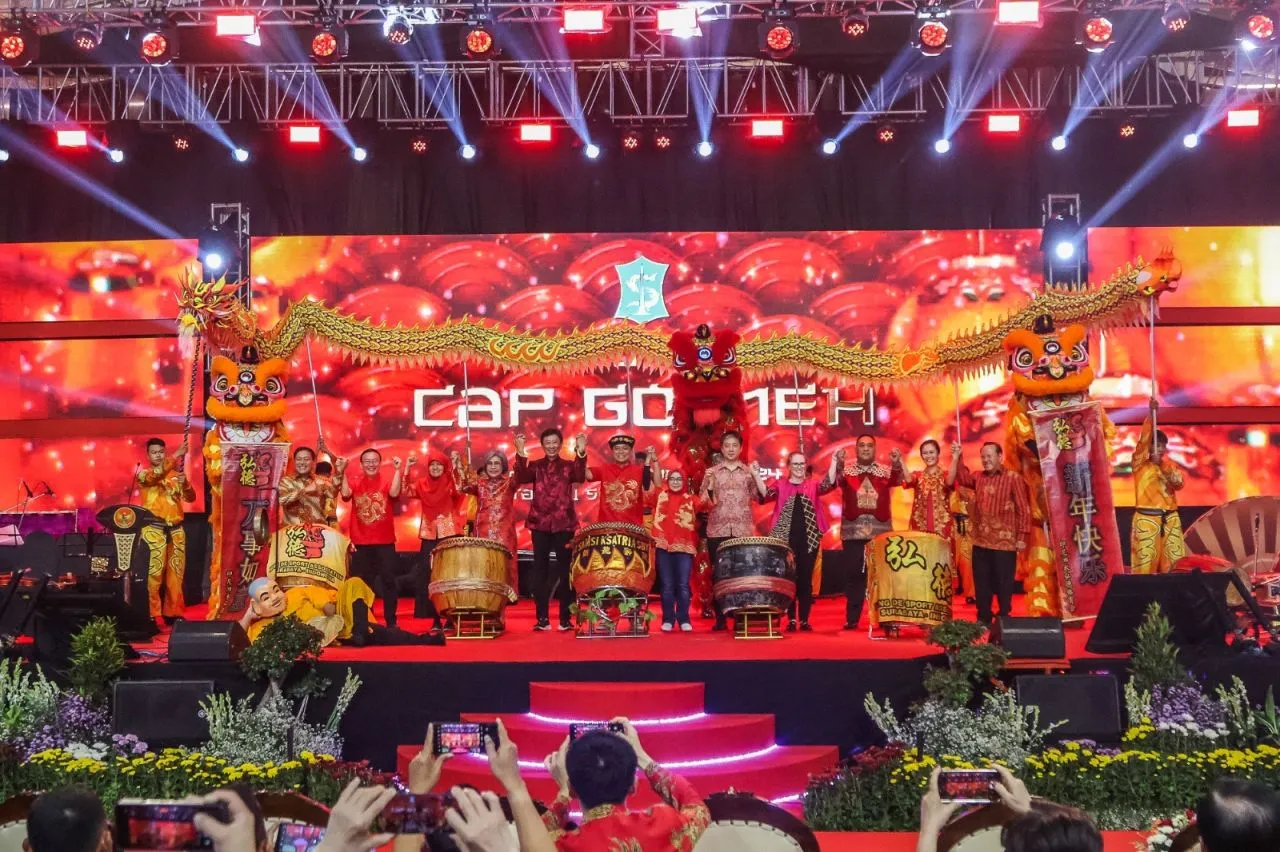 Pemkot Surabaya bersama Paguyuban Masyarakat Tionghoa Surabaya menggelar rangkaian Perayaan Imlek Malam Cap Go Meh 2024 di Balai Kota Surabaya, Minggu (25/2/2024).