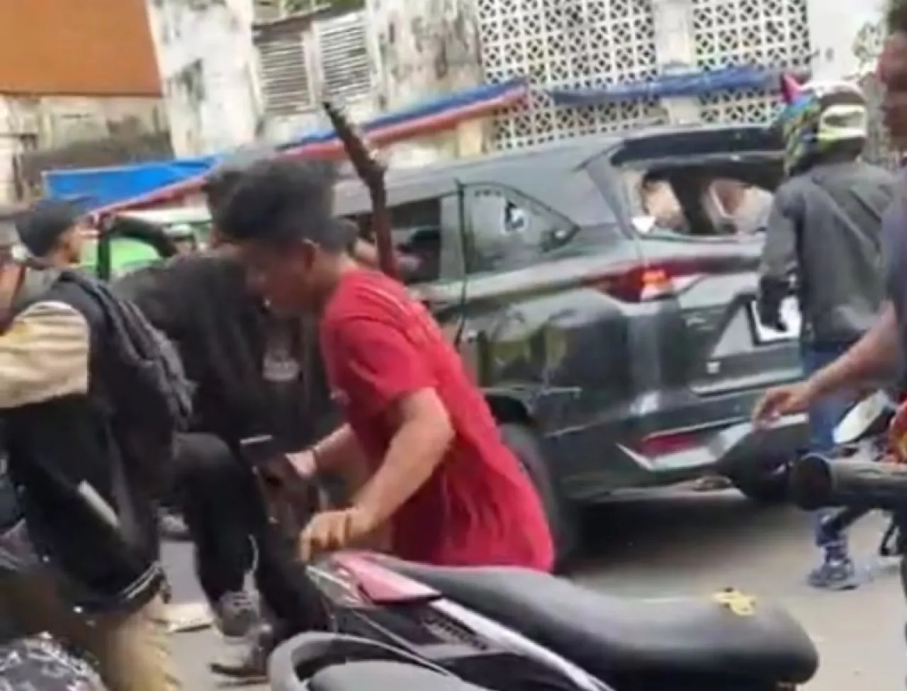 3 Orang Maling Dihajar Massa, Mobilnya juga Dihancurkan