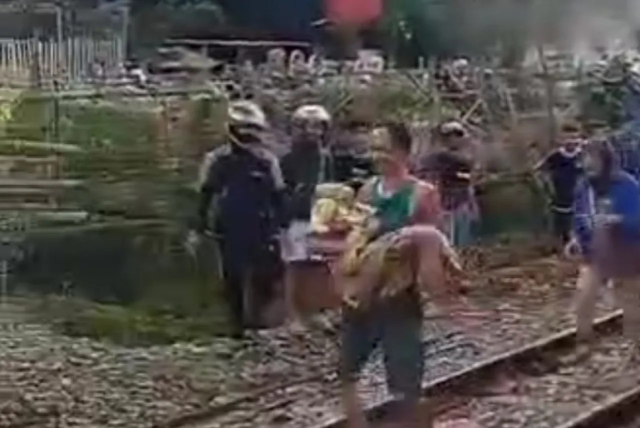Koptu Melion Evakuasi Dua Anak Tersambar Kereta Api