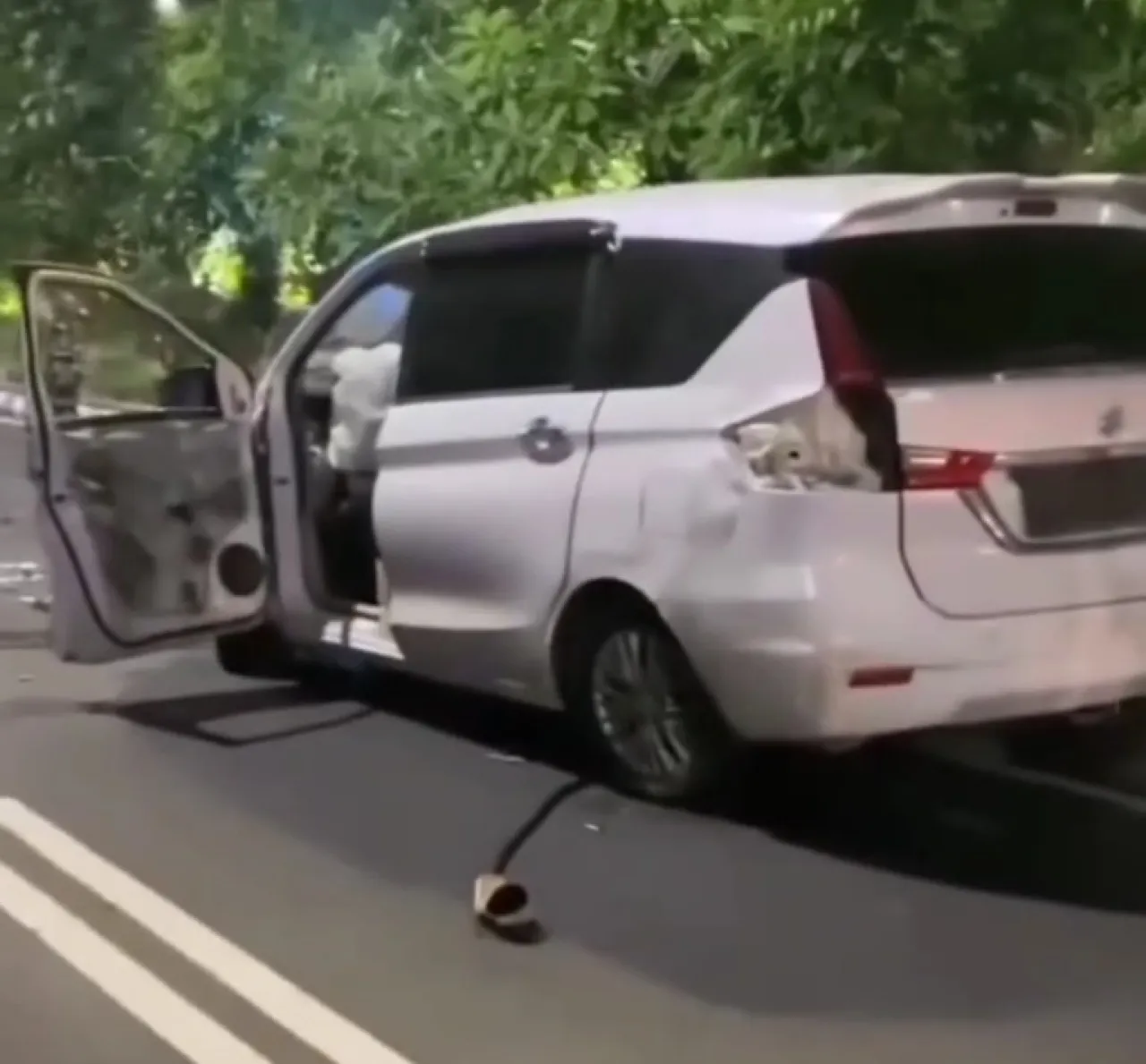 Subuh, Kecelakaan Beruntun Terjadi di Depan Taman Bungkul