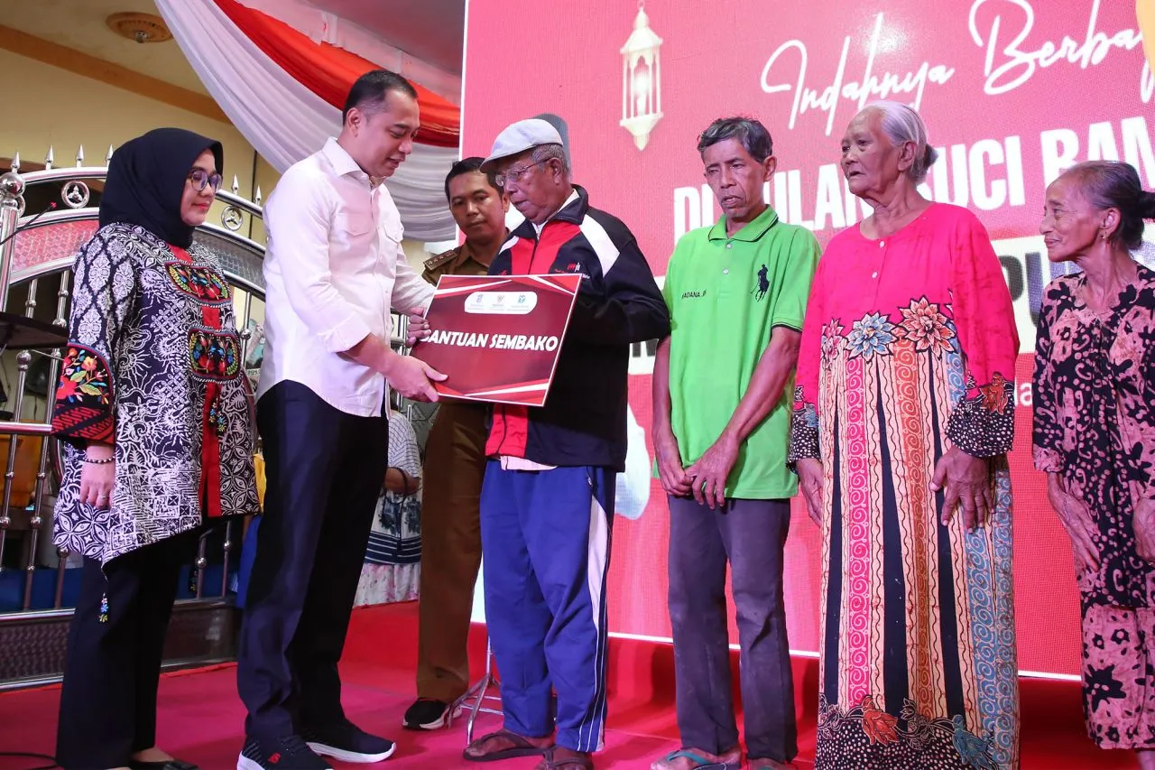 Bagikan 6 Ribu Paket Sembako di 31 Kecamatan, Wali Kota Eri : Ini Cikal Bakal dari Kampung Madani