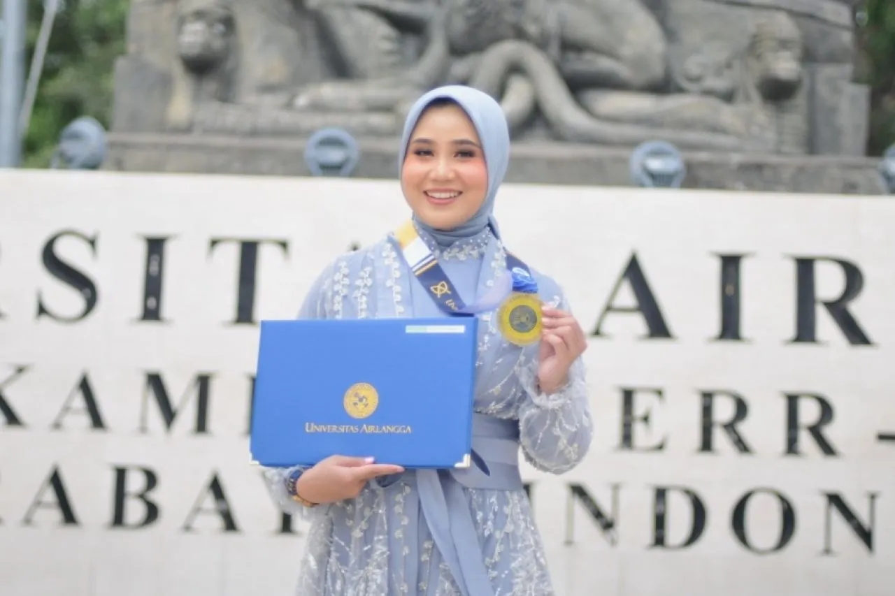 wisudawan S1 Kedokteran Gigi, Safinka Afra Natasya