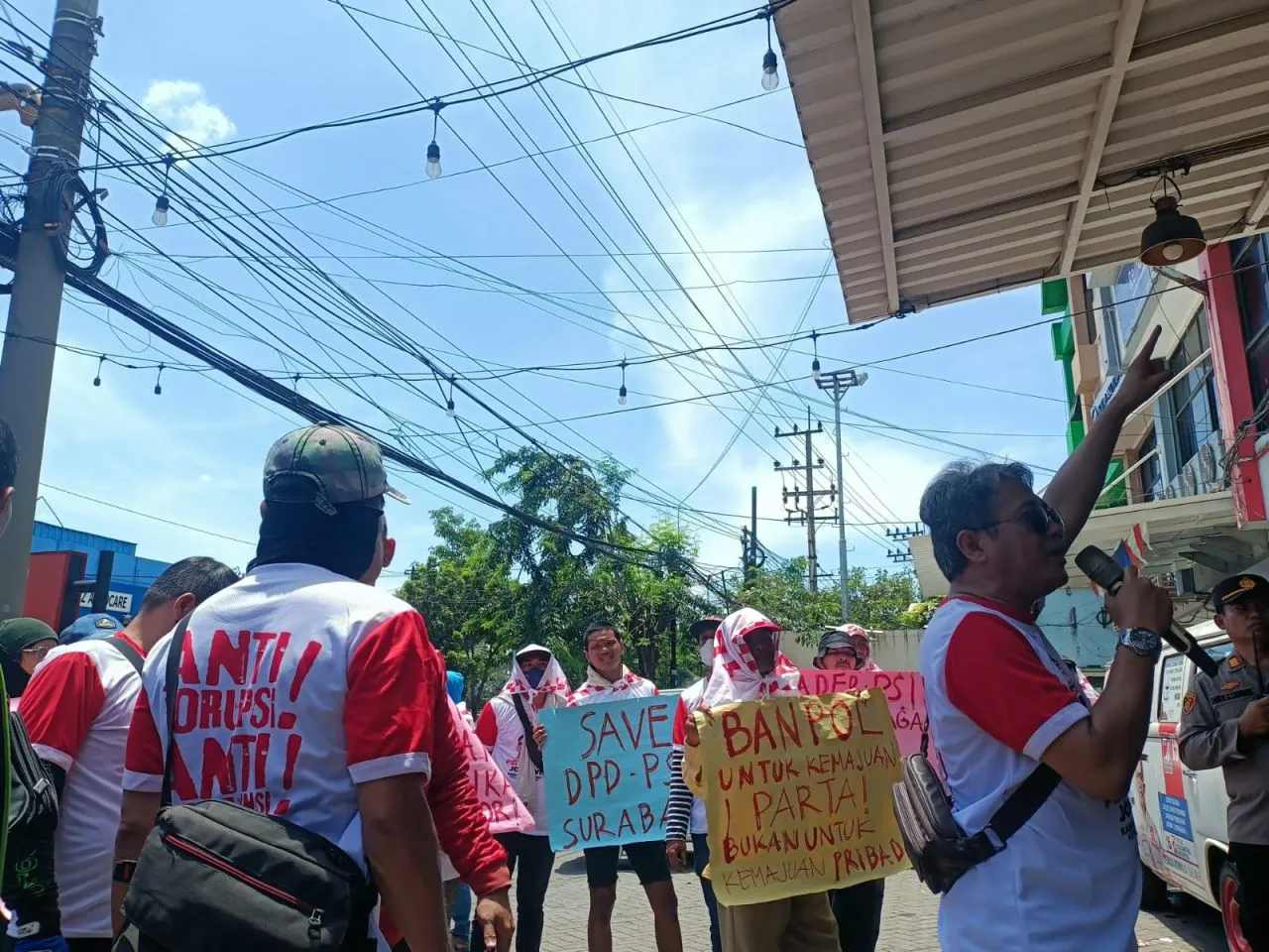 Diduga Korupsi Banpol, Massa Gelar Aksi Demo di Kantor PSI Surabaya