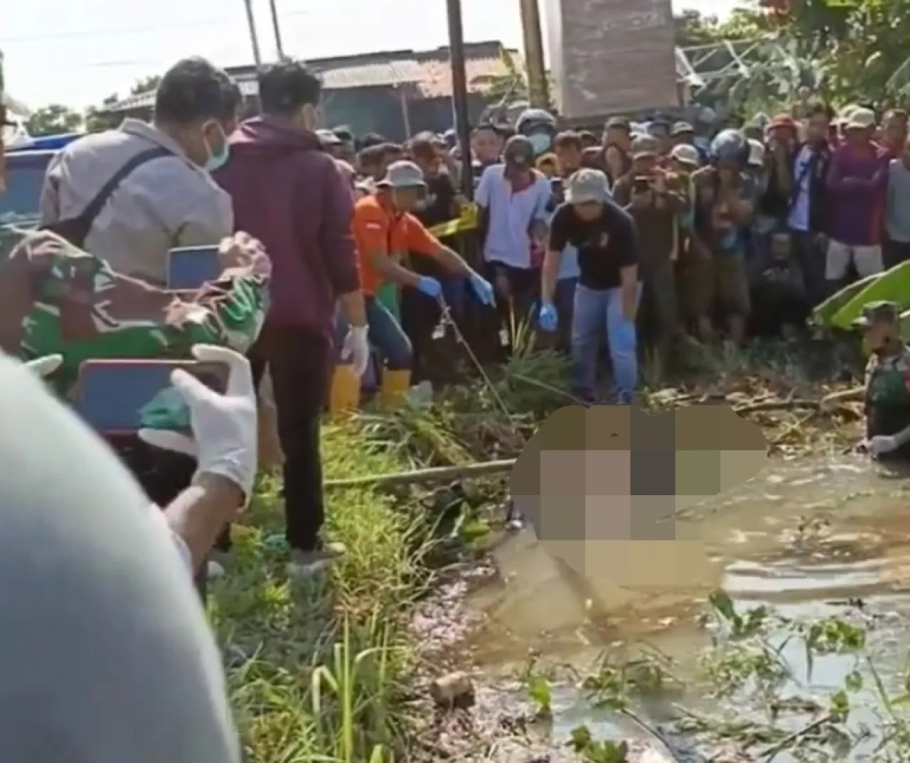 Banjir Surut, Sosok Mayat Pria Ditemukan Mengapung di Saluran Irigasi