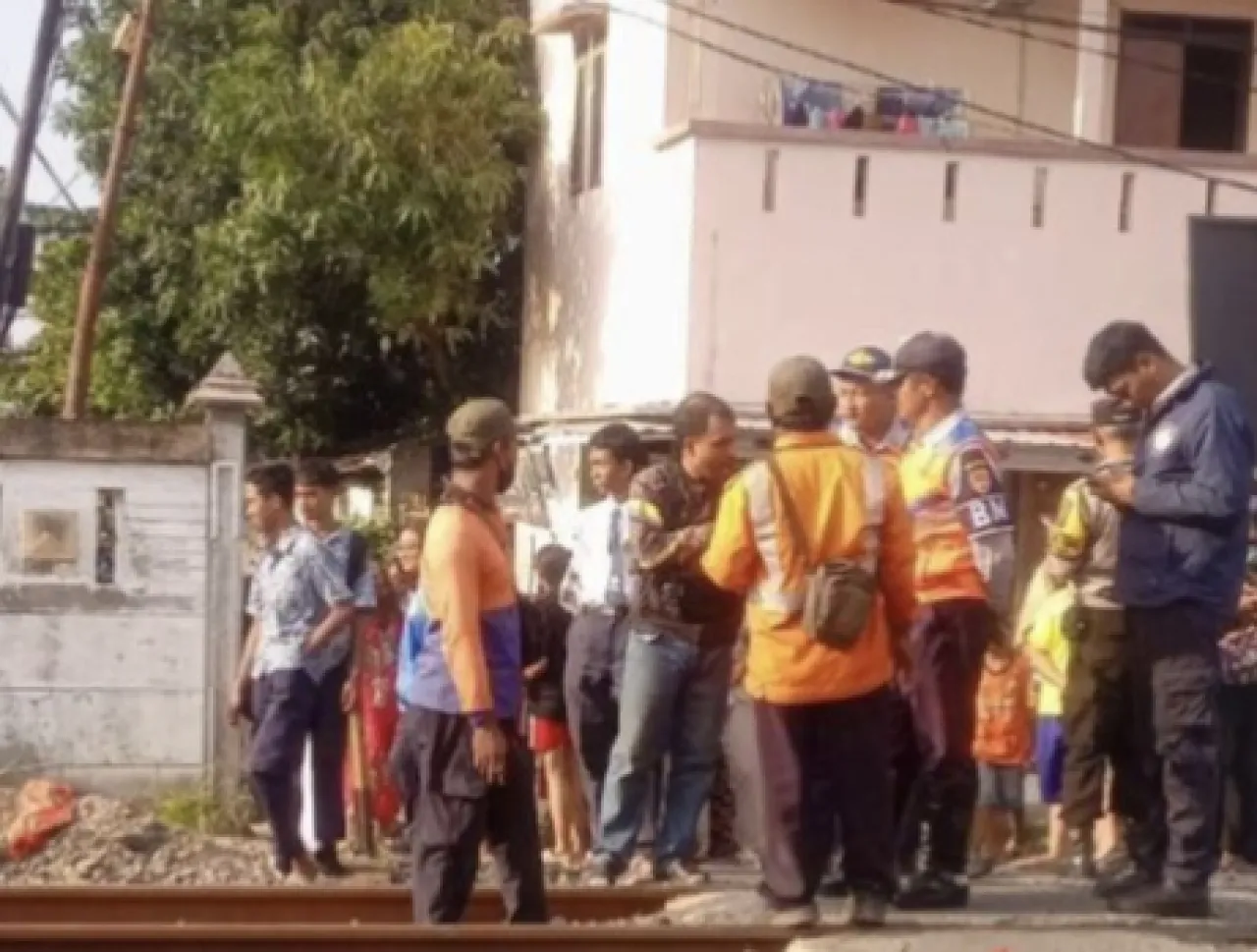 Terobos Palang Pintu Rel, Ibu Bonceng Anak Tewas Ditabrak Kereta
