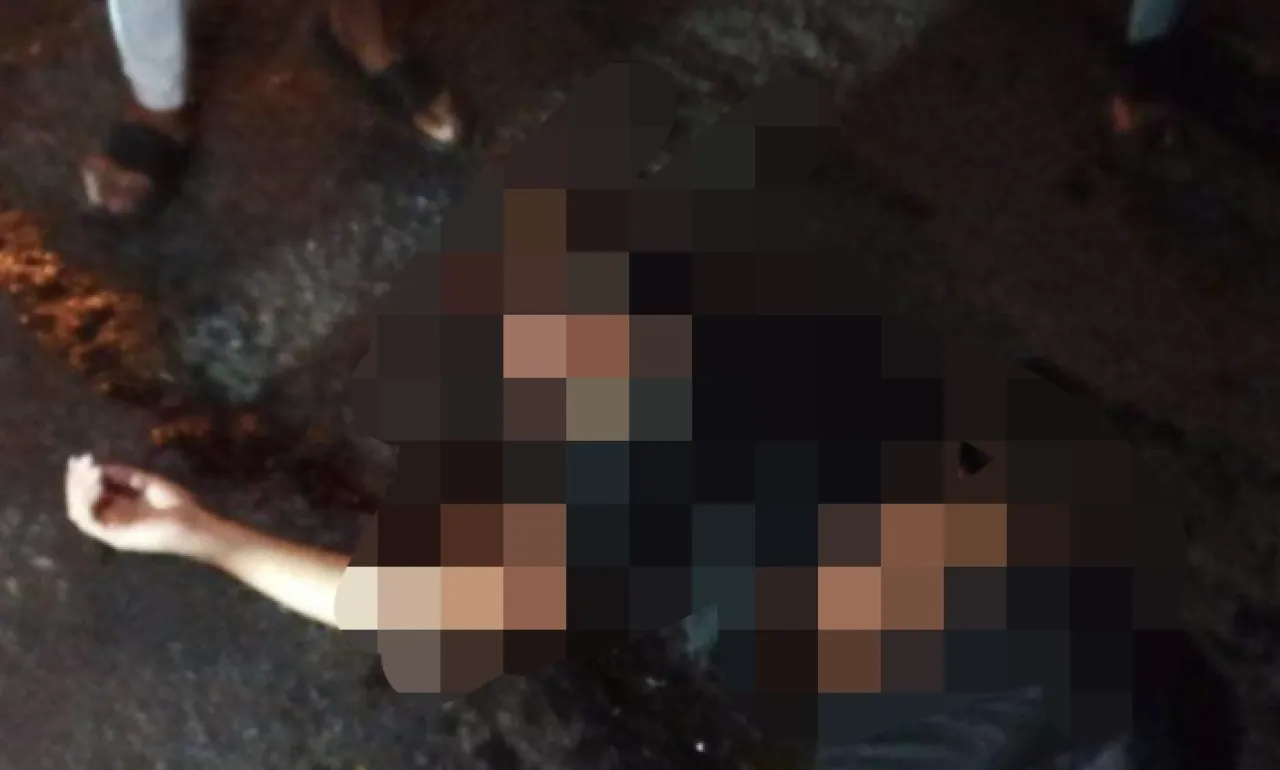 Pria Berkaos Hitam Terkapar di Jalan tanpa Identitas, Diduga Korban Kecelakaan