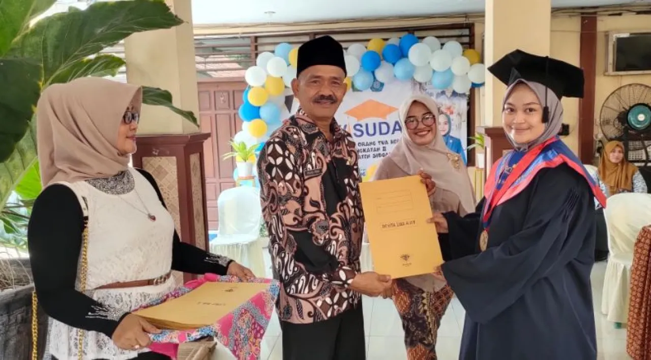 Desa Kemangsen Gelar Wisuda Orang Tua Hebat
