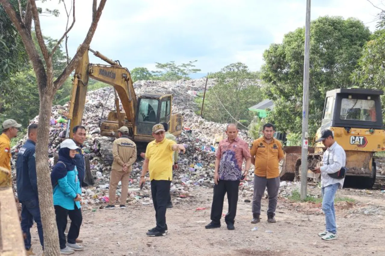 Bupati Kotabaru Tinjau Tempat Pembuangan Sampah Akhir di Desa Sungup Kanan