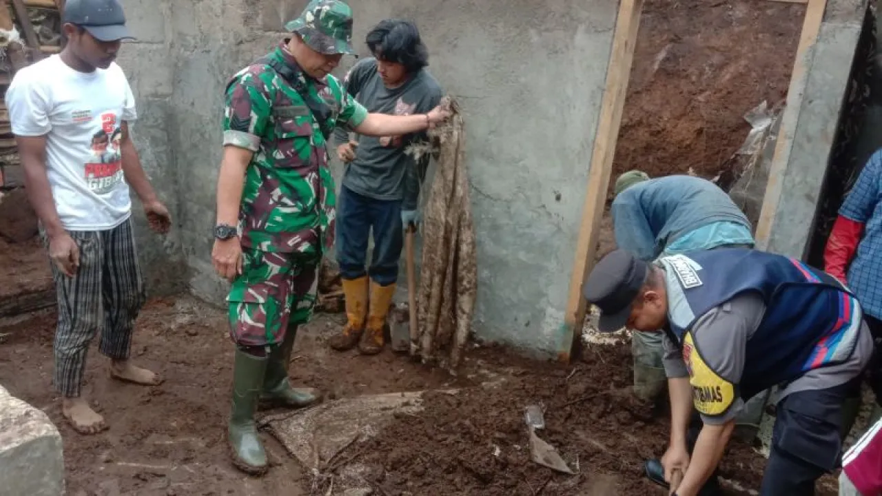 TNI-Polri Dibantu Masyarakat Bersihkan Tanah Longsor yang Menimpa Rumah Warga