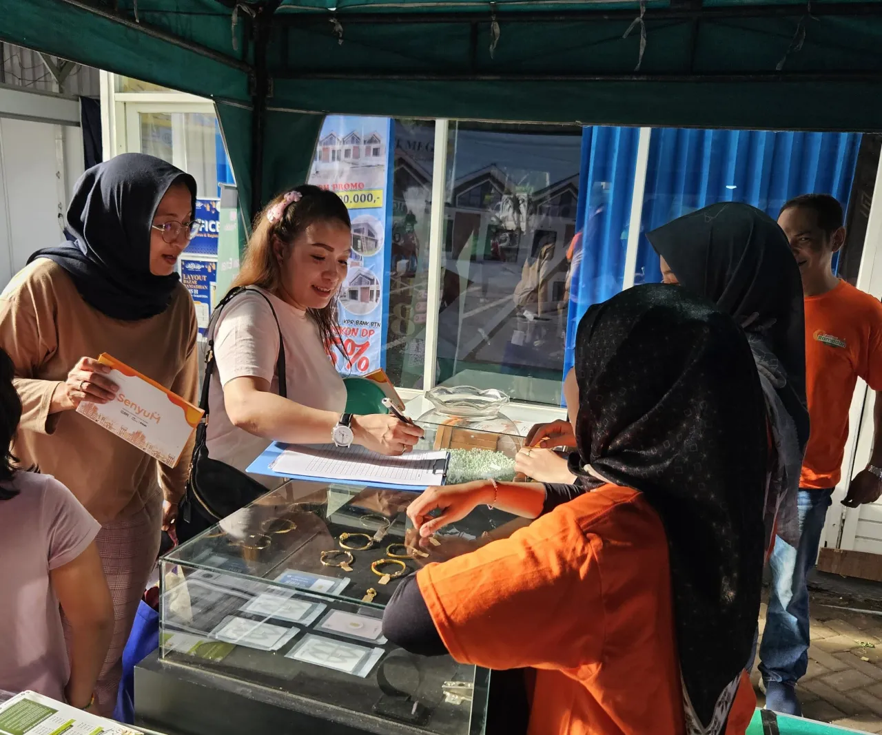 Pegadaian Area Surabaya 2 Gelar Festival Ramadan, Bazar Lelang Emas dan Santunan Anak Yatim