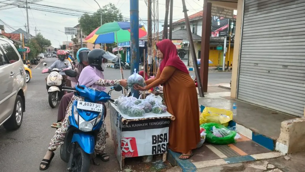 Tradisi Ziarah Kubur Membawa Berkah, Penjual Bunga di Sumenep Meraup Omzet Rp 800 Ribu Sehari