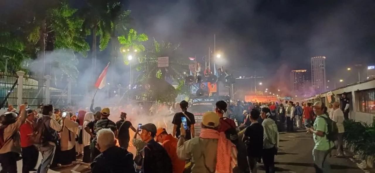 Hingga Malam, Ribuan Massa Aksi Hak Angket Bertahan di DPR