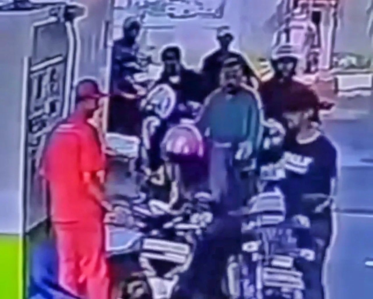Aksi pengendara RX King memukul terekam CCTV. Foto: CCTV.