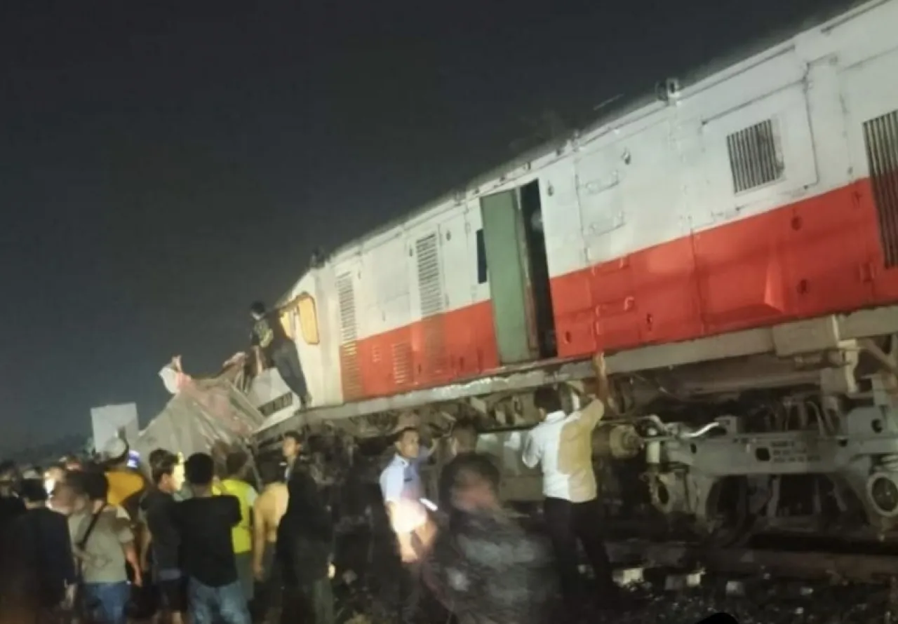 Kereta Tabrak Truk Mogok, Masinis Terluka Parah