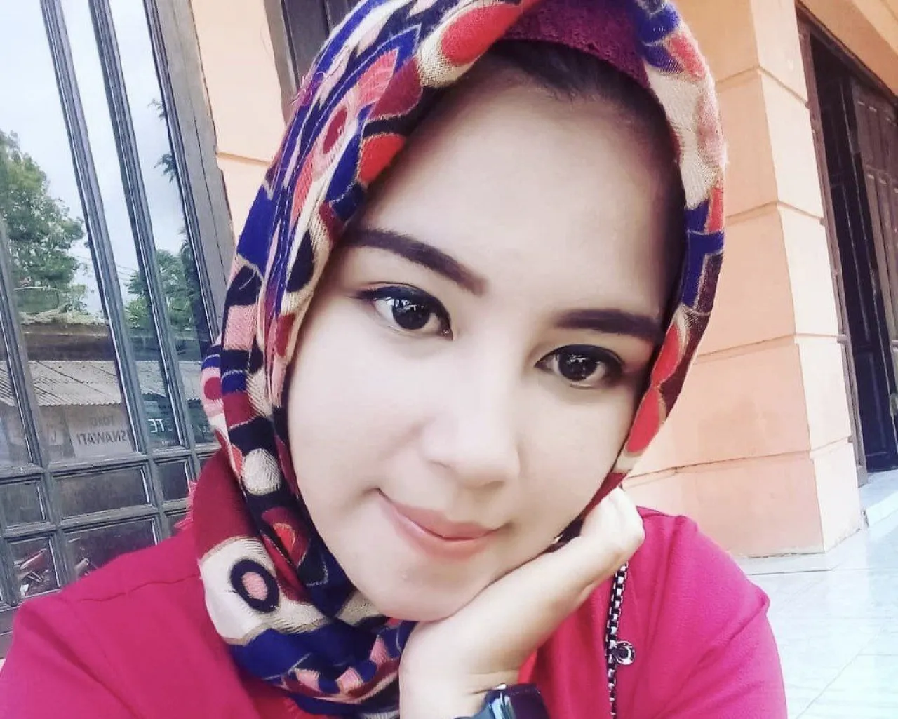 Diduga Terlilit Pinjol, Wanita Cantik Ini Gantung Diri Pakai Kerudung