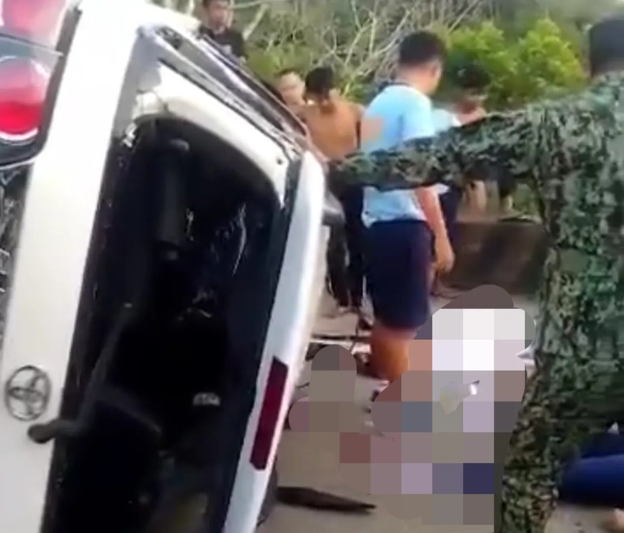 Hindari Mobil Lain, SUV Terbalik, 1 Tewas