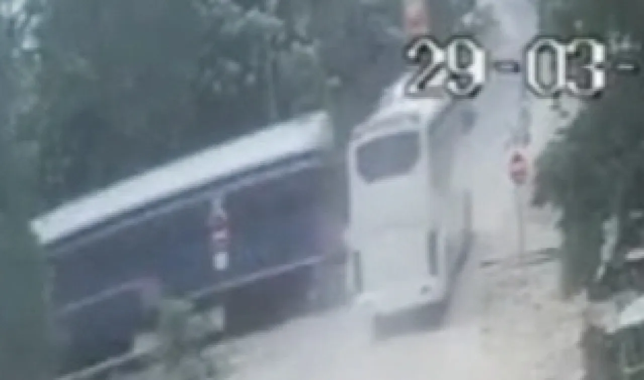 Kereta Tabrak Bus, 5 Penumpang Kritis