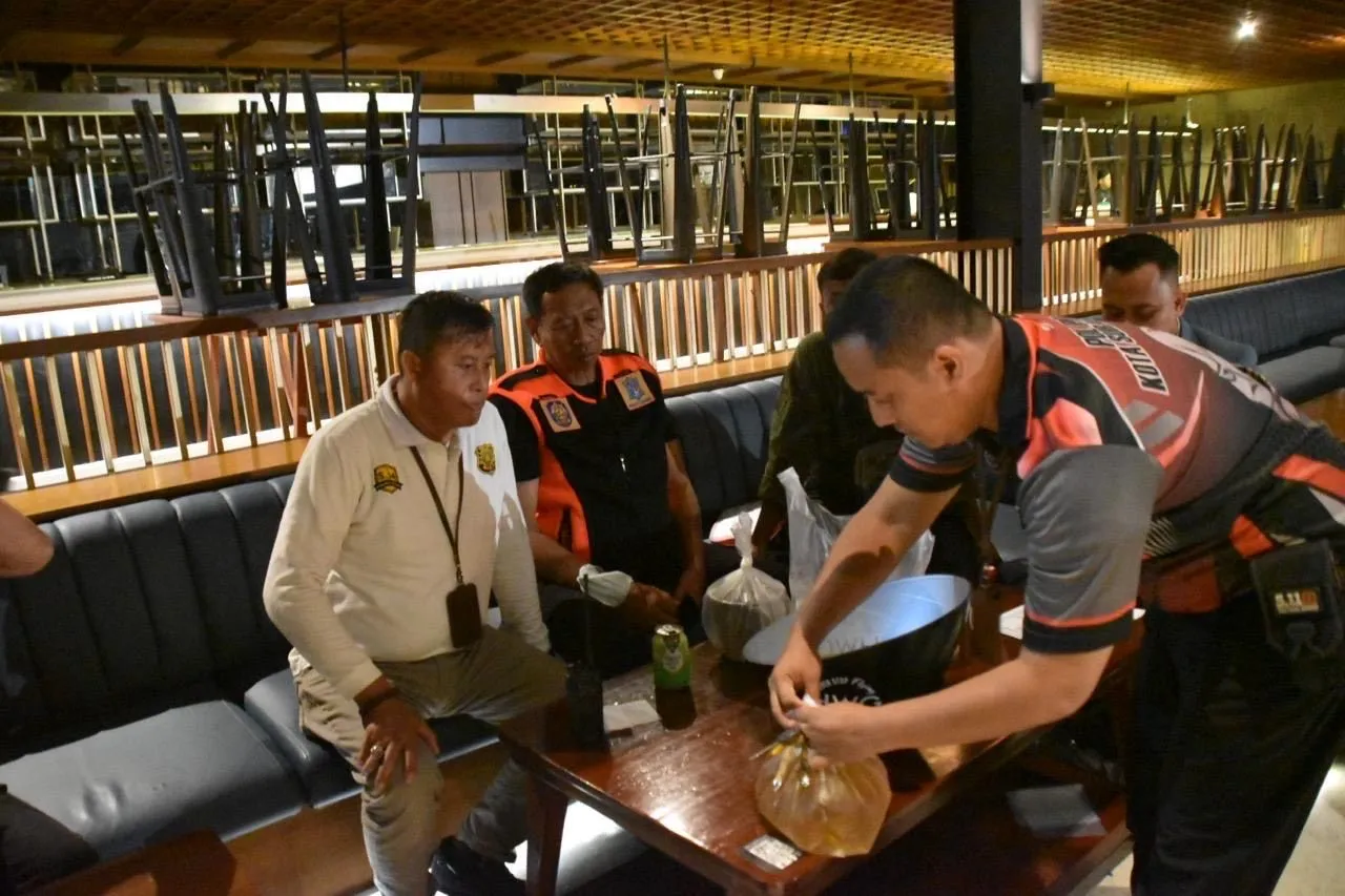 Satpol PP Surabaya Temukan Kelab Malam yang Jual Mihol saat Ramadan