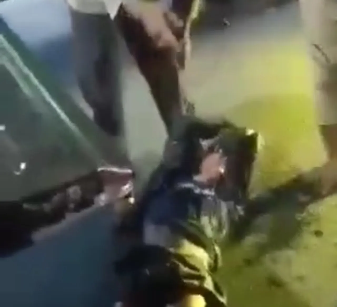 Tukang Palak Sopir Truk Ditangkap lalu Dihajar Ramai-Ramai