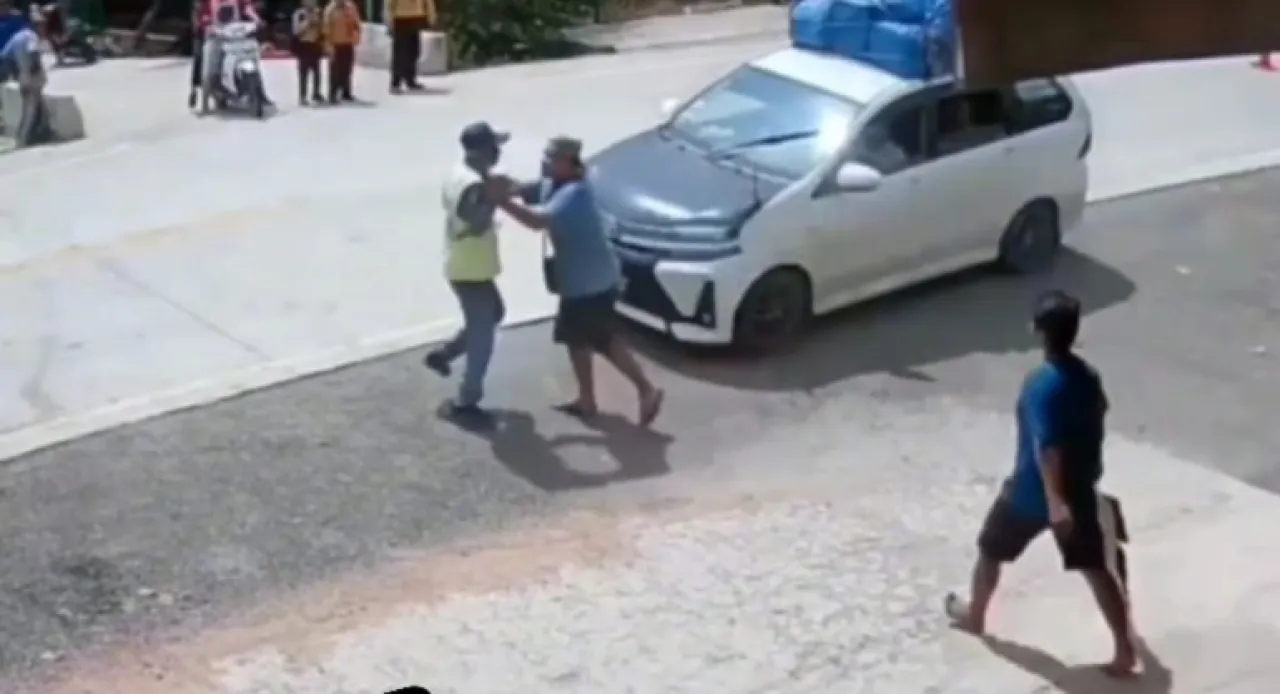 Viral Video Sopir Mobil Ngebut Hampir Menabrak Anak Sekolah yang Menyeberang Jalan 