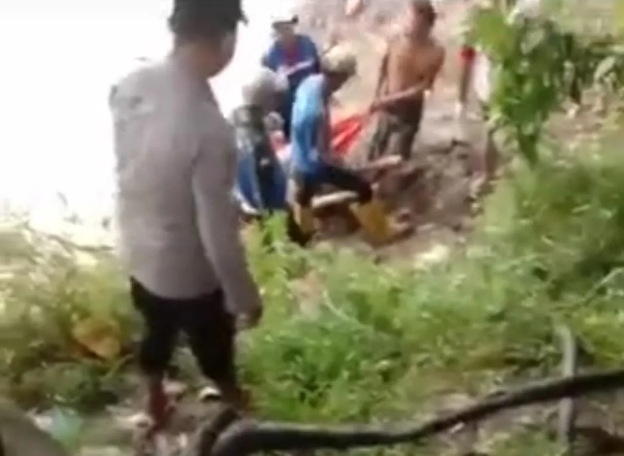 Mayat Pria tanpa Identitas Mengambang di Sungai Cimanuk