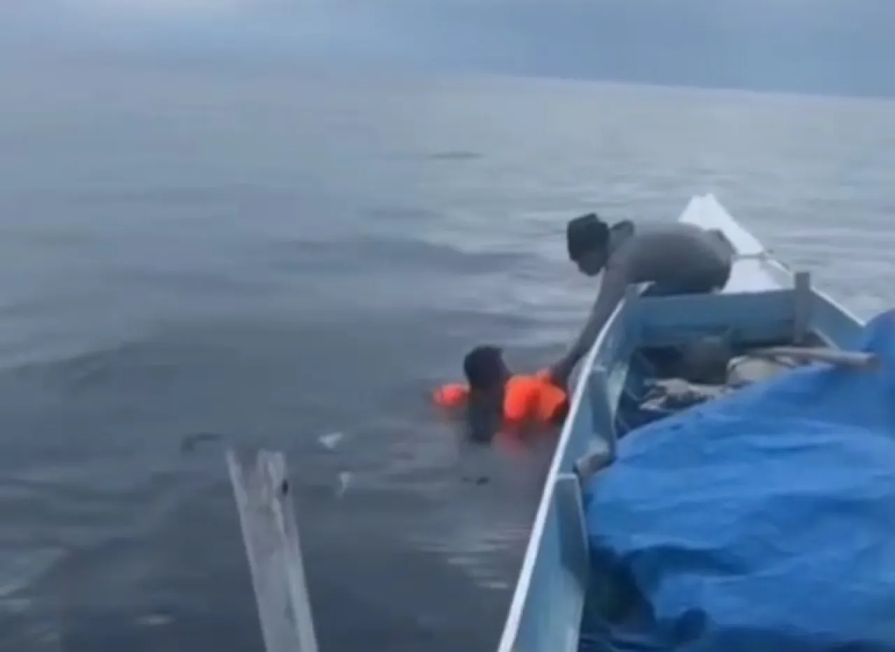Empat Hari Terombang-ambing di Laut, Korban Kapal Dewi Jaya Ditemukan Hidup