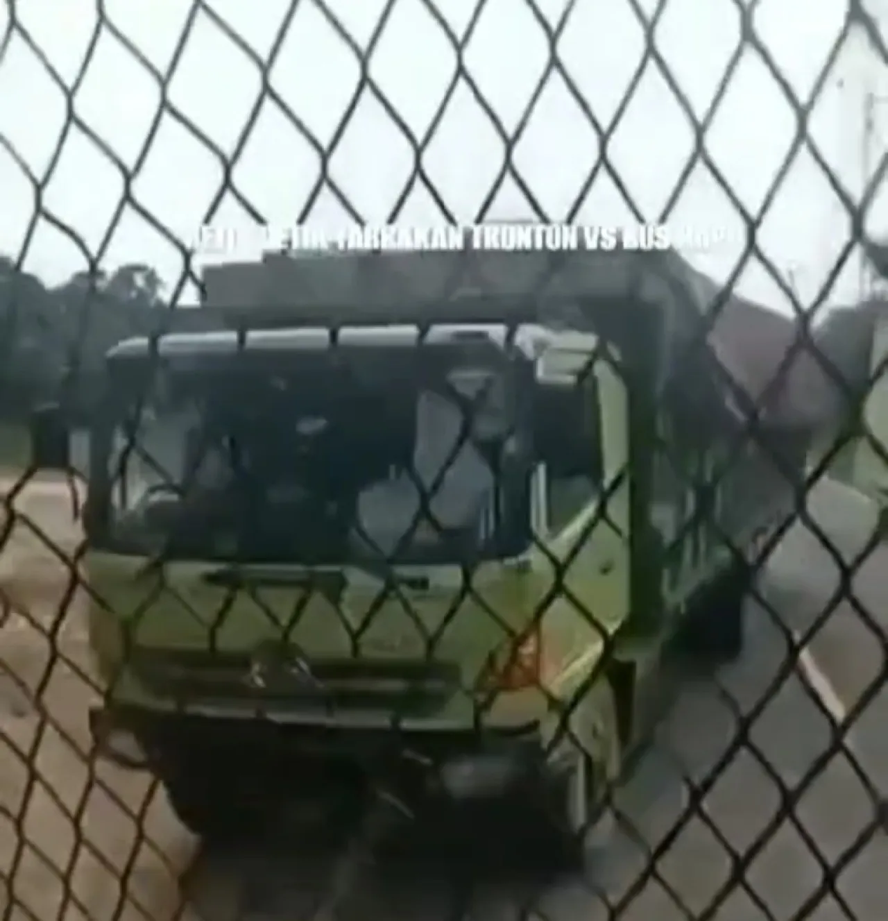 Truk Fuso Gagal Menyalip, 4 Mobil Tabrakan Beruntun