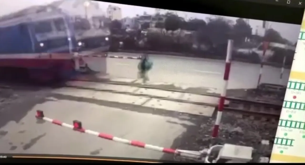 Turun dari Bus Menyeberangi Rel, Pelajar Tewas Ditabrak Kereta
