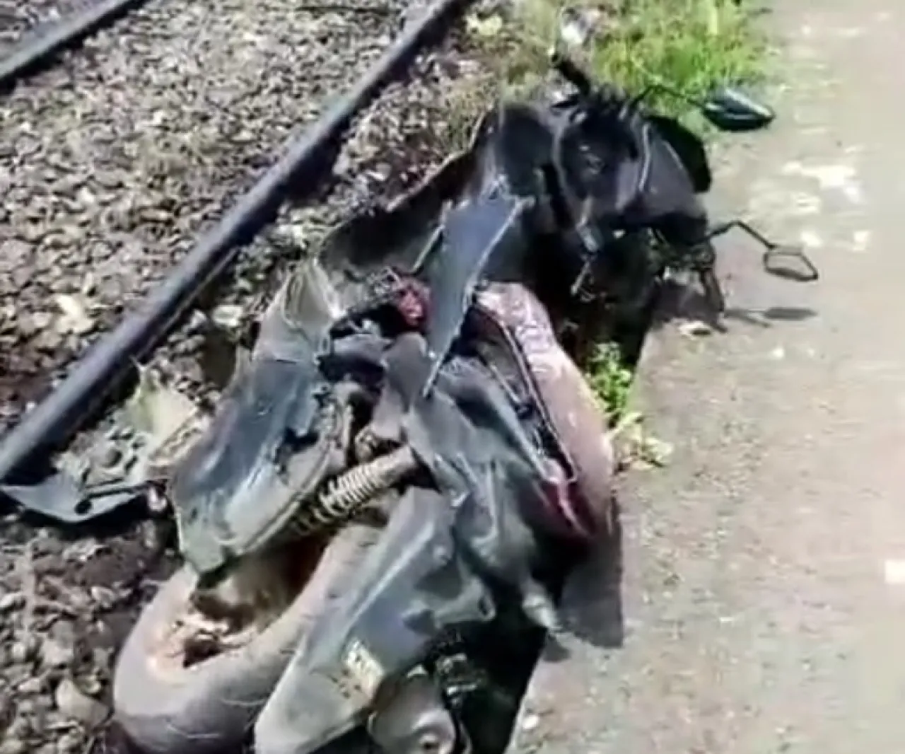 Ditabrak Kereta, Tangan Remaja Putus