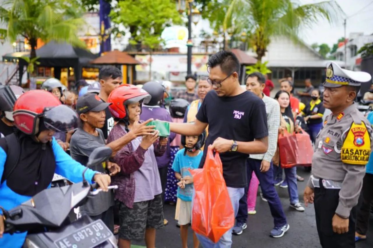 Bagikan Takjil, Jurnalis Madiun Dukung Penuh Tugas Polri