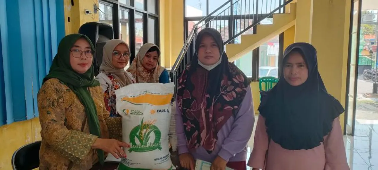 Penyaluran bantuan beras Bulog tahab III kepada 211 KPM (Keluarga Penerima Mananfaat) di balai Desa Seduri, Kamis (04/04/2024).