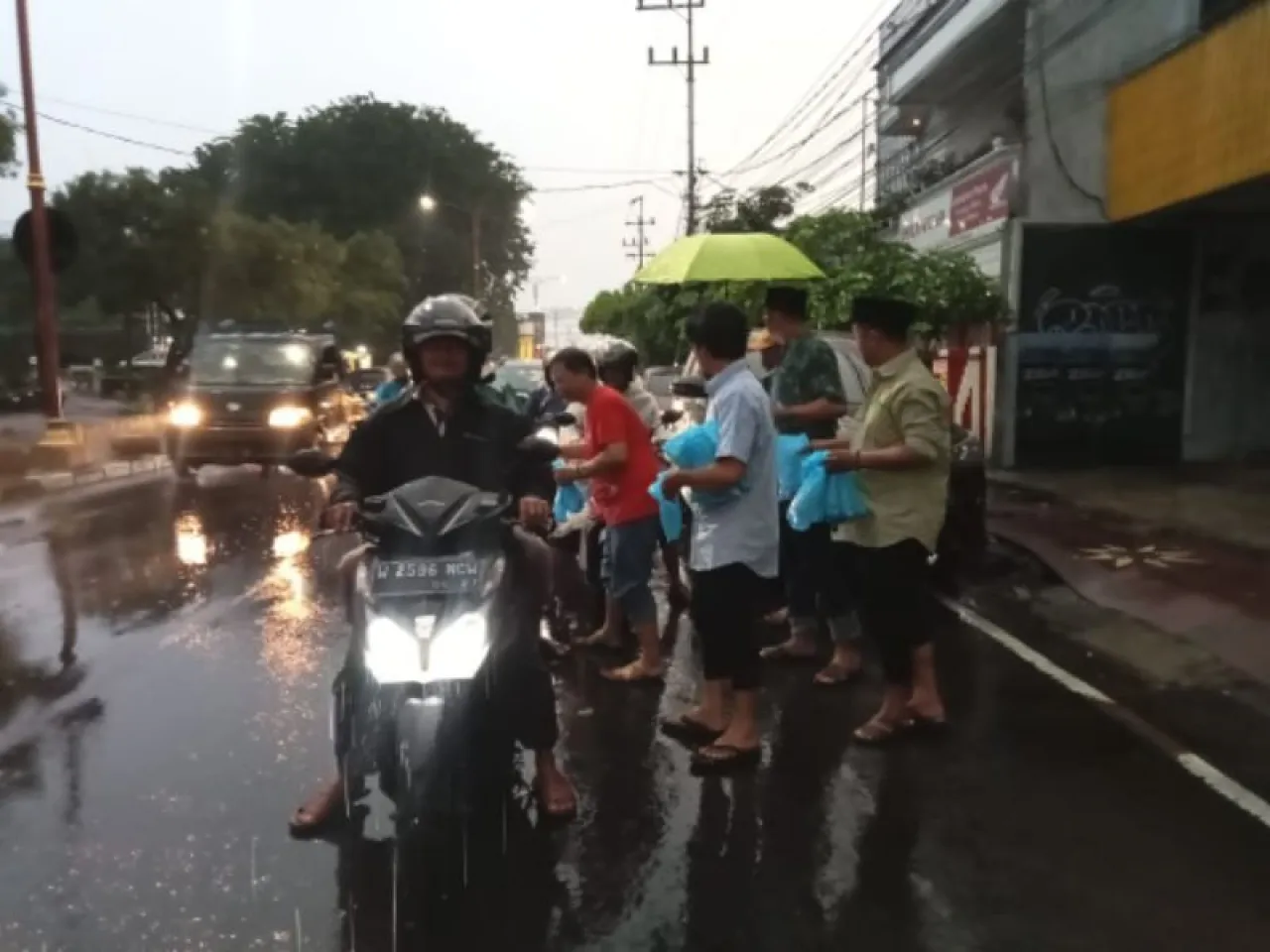 Bulan Penuh Berkah, PWI Sidoarjo Bagikan Takjil Gratis
