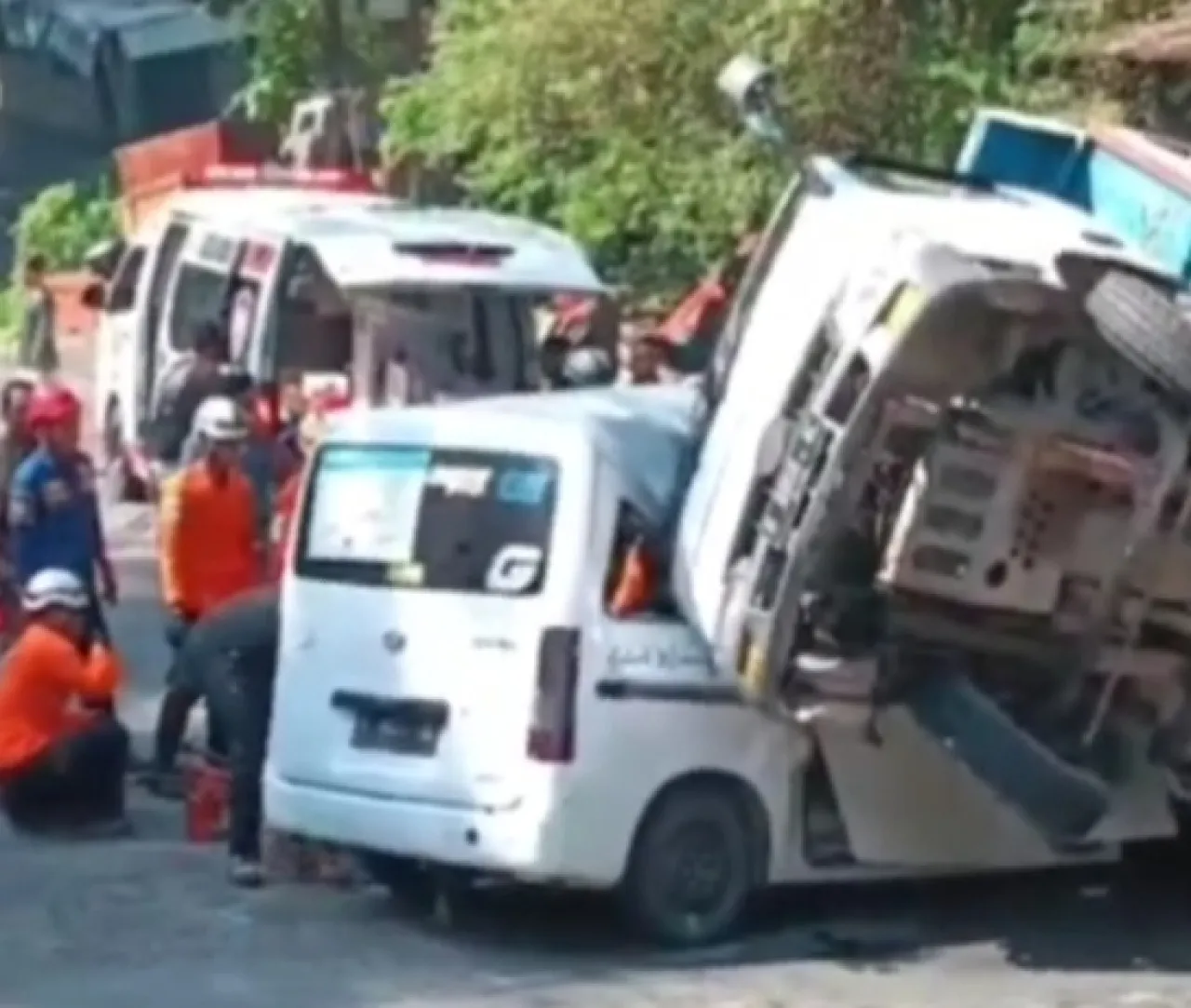 Tak Kuat Menanjak, Truk Meluncur Mundur Tabrak Grand Max dan Motor