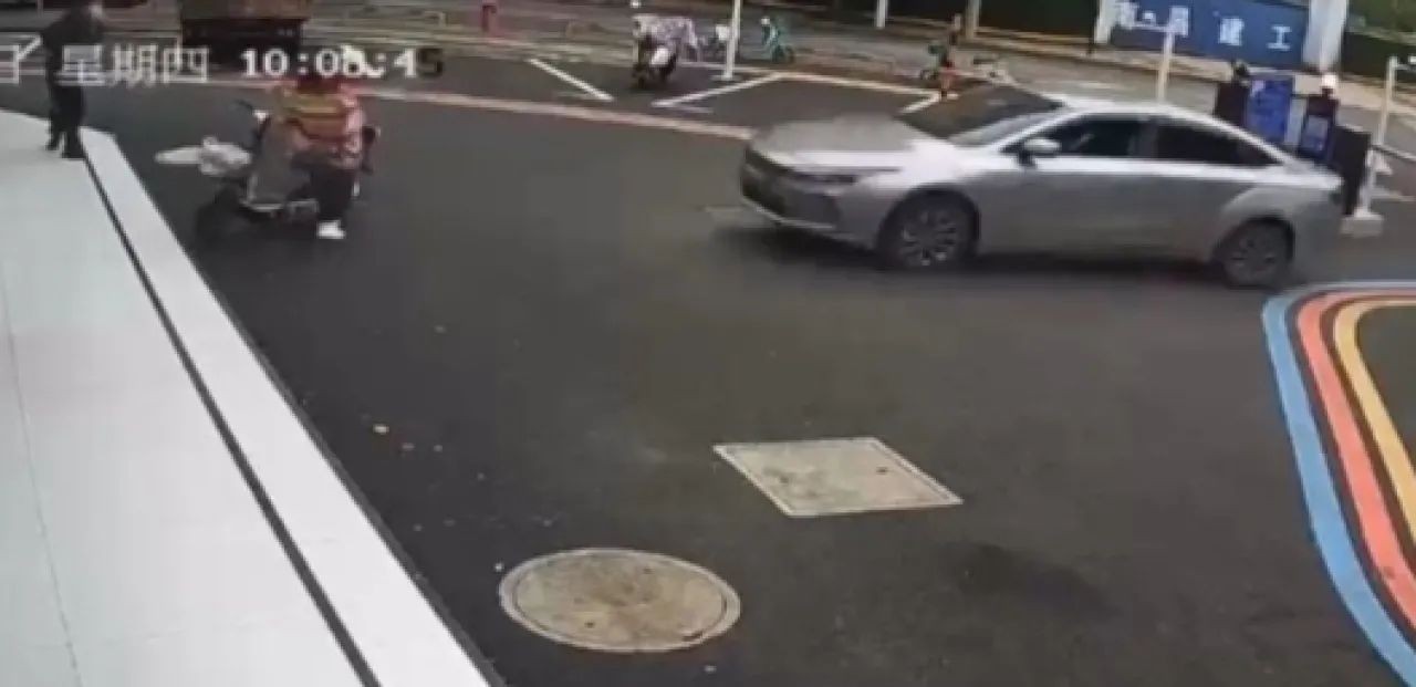 Hilang Kendali, Mobil Sedan Tabrak Penyeberang Jalan, Sepasang Ibu dan Anak