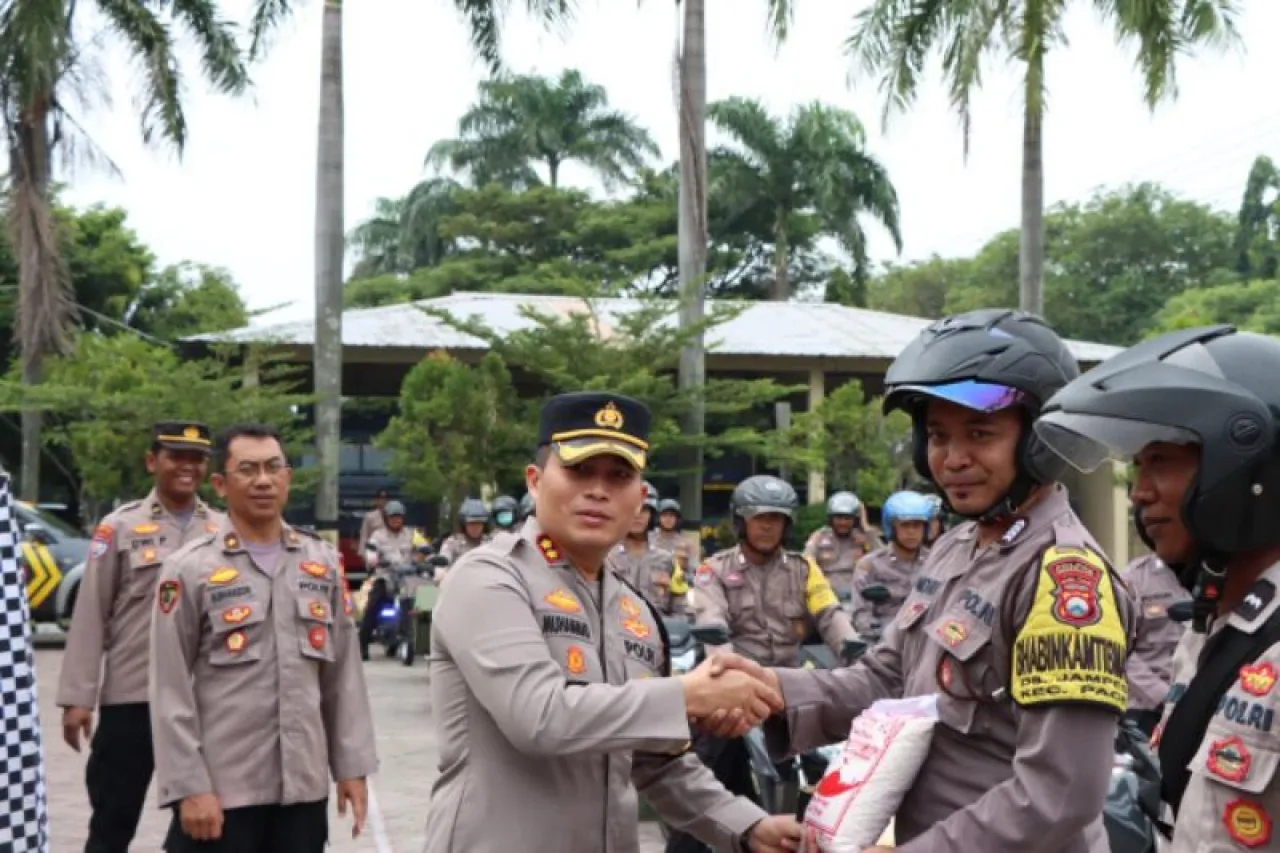 Polres Nganjuk Salurkan Ribuan Kantong Beras Zakat Fitrah yang Terkumpul dari Anggota