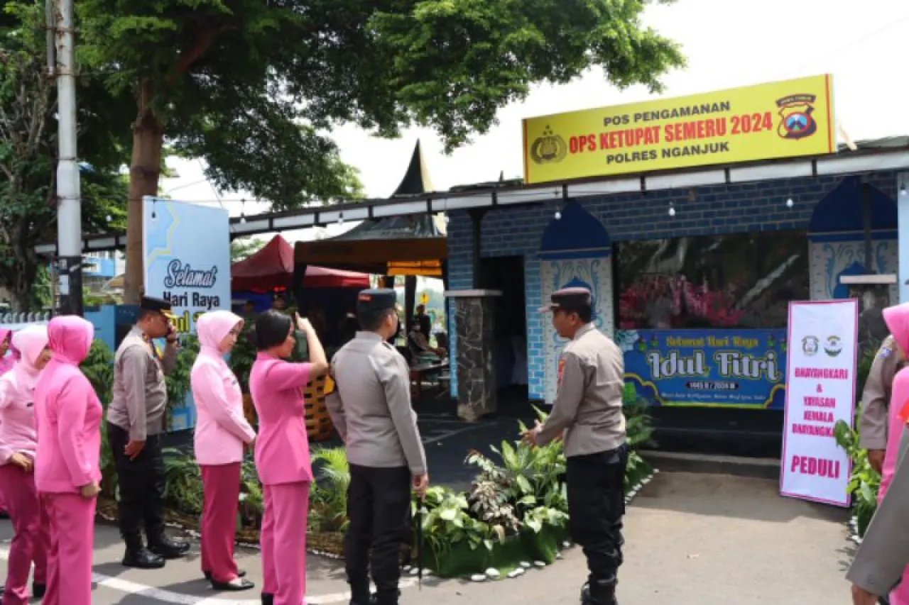 Kapolres Nganjuk bersama Ketua Bhayangkari Beri Dukungan Moral Anggota Pos Pam dan Yan 