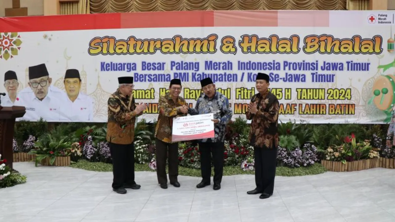 Optimalkan Pelayanan Kesehatan, Bank Jatim Beri PMI Jawa Timur Ambulans
